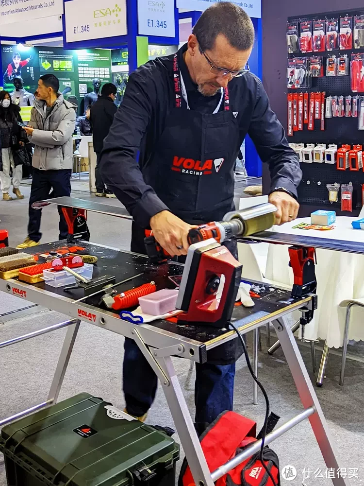 给滑雪板打蜡，我的全套装备100元，每次2元