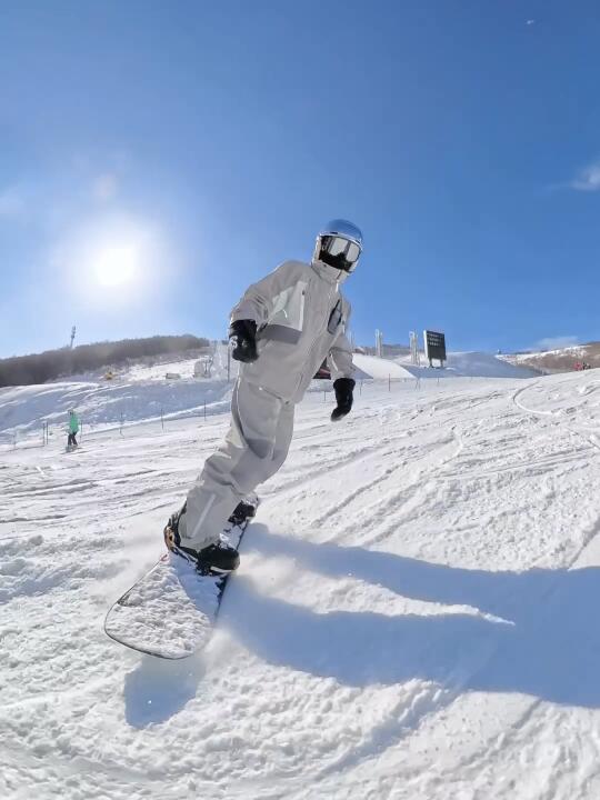 滑雪服全攻略：选择最适合你的滑雪装备，畅享度假与野外滑雪