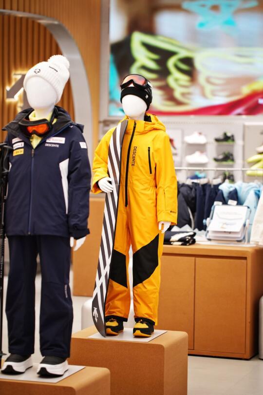 时尚滑雪服搭配指南:冬日户外保暖必备秘籍